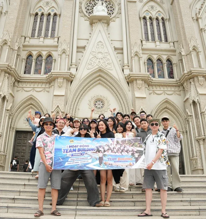 Đội ngũ MIMA trong chuyến team building trước nhà thờ Núi