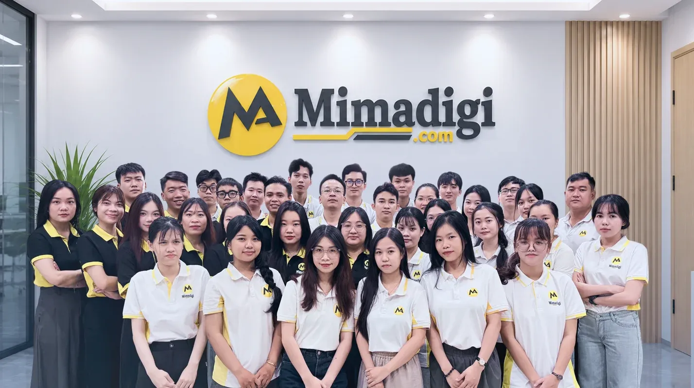 Toàn bộ đội ngũ MIMA chụp trước bảng hiệu MIMA tại văn phòng công ty